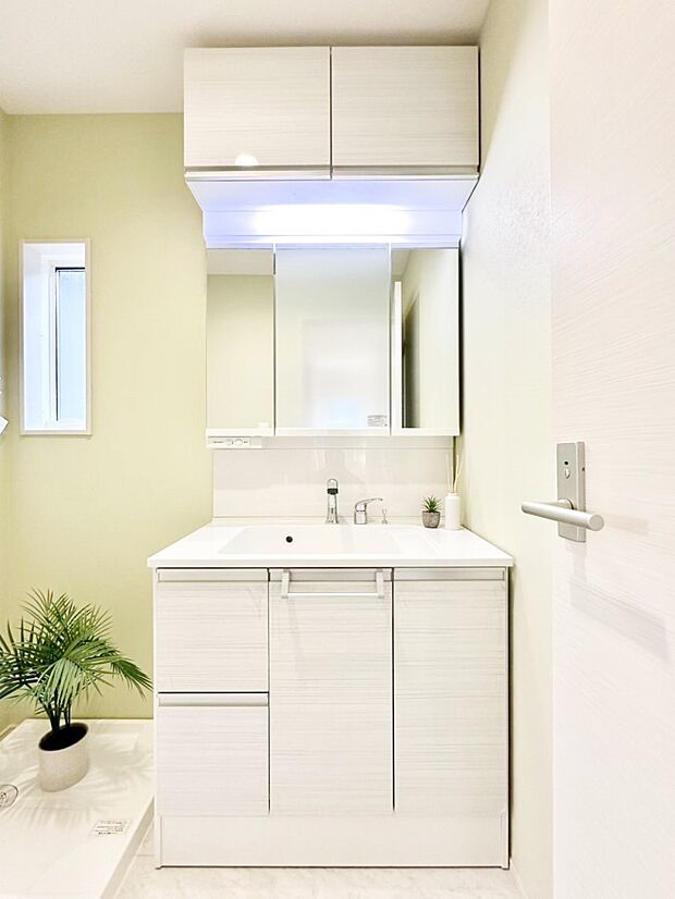 収納力と機能性に優れた洗面化粧台