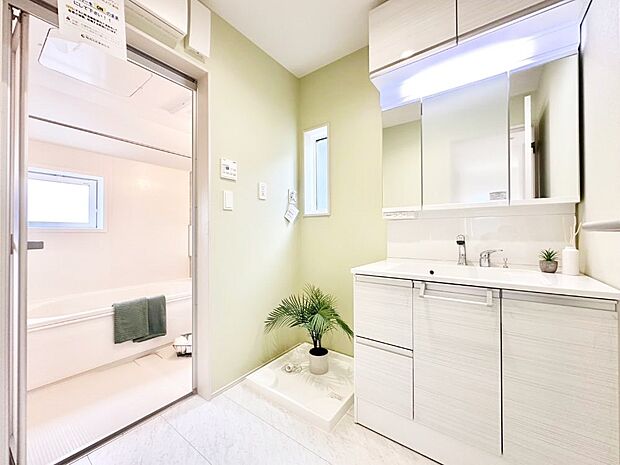 清潔感ある洗面化粧室で朝の身支度も快適