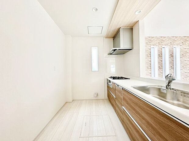 爽やかな風が通り抜けるキッチン。窓があるので明るく換気にも役立ちます。