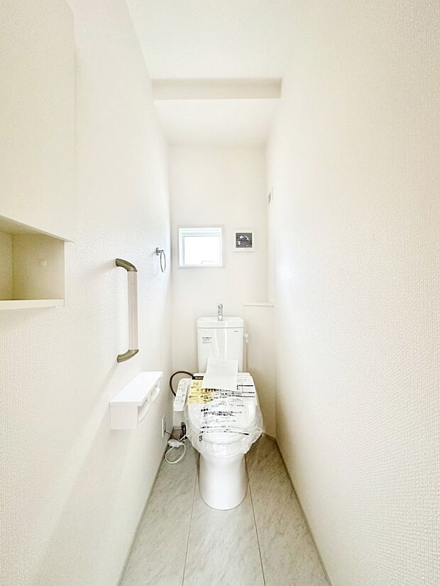 明るく清潔感のあるトイレです。