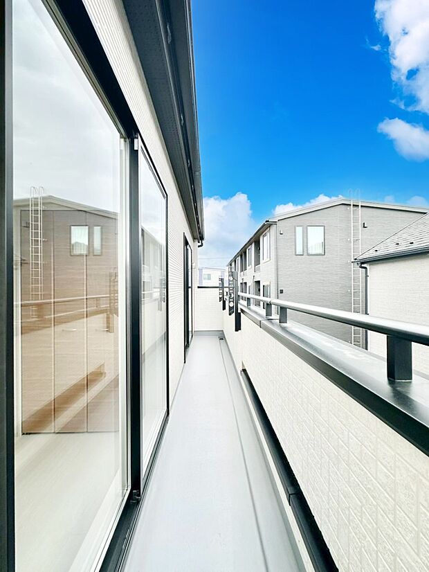 ゆったりバルコニーだから沢山お洗濯ものを干せます。