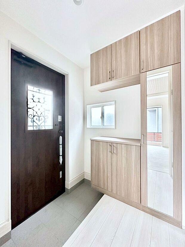 ミラー付きシューズボックスはお出かけ前の身だしなみチェックに便利