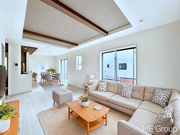 ご家族の賑やかな話し声で包まれる明るいリビング ※家具はCGです