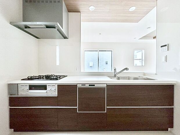 食洗機・浄水器・3ツ口コンロなどデザイン性も機能性も兼ね備えたシステムキッチン!