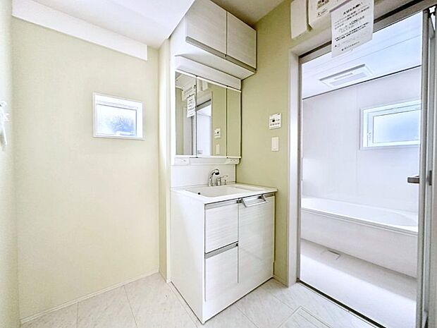 大きく見やすい三面鏡で清潔感ある洗面台は、身だしなみチェックや肌のお手入れにおすすめです。