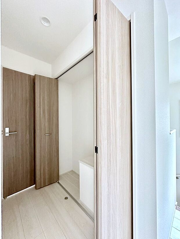 廊下収納。掃除道具や季節の小物を収納することができます。