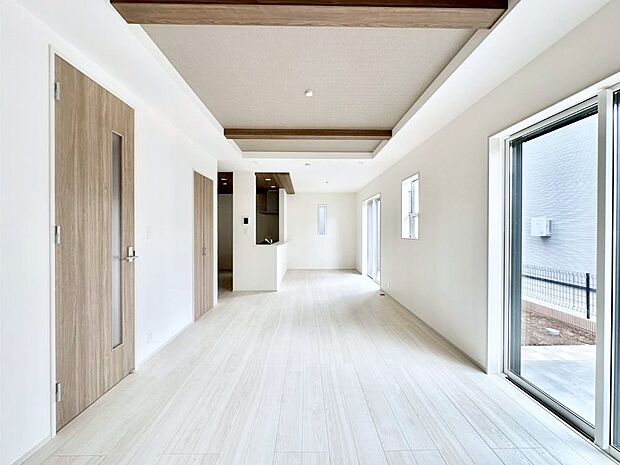 家族の笑顔が自然と生まれてくる、そんな雰囲気のダイニングに仕上がっています。