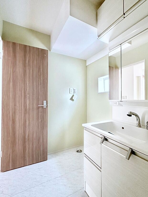 ゆとりの洗面スペースで朝の身支度もラクラク