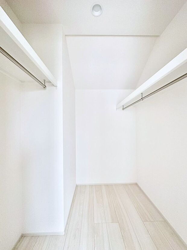 ウォークインクローゼット付きで生活空間を広く利用できます。