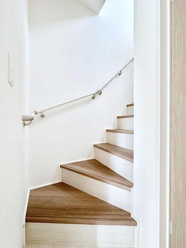 安全性を考慮し階段には手すりを設置しています