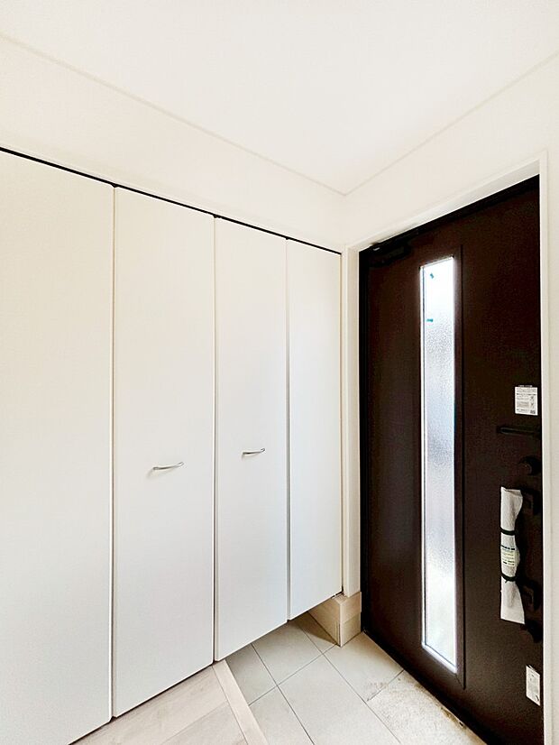 明るい玄関はお客様をお出迎えするのにぴったりです!