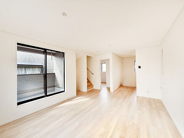 ご家族の賑やかな話し声で包まれる明るいリビング