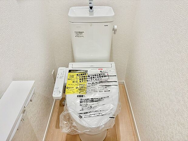 明るく清潔感のあるトイレです。