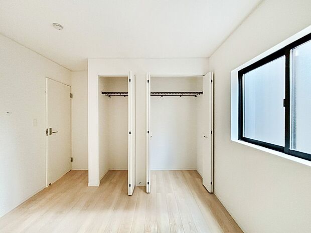 洋室のクローゼット。奥行きがあるので厚手の衣類もすっきり収まります。