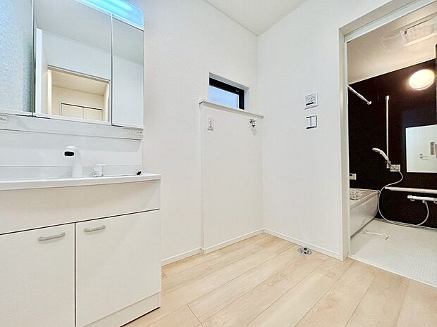 身支度もスムーズにおこなえる脱衣場      