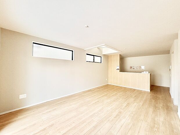 ご家族の賑やかな話し声で包まれる明るいリビング