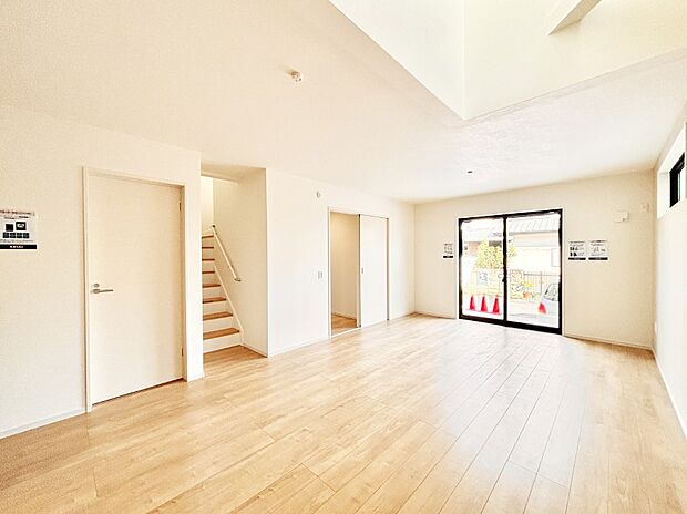 大きな窓からたっぷりの陽光と風を感じられるリビング