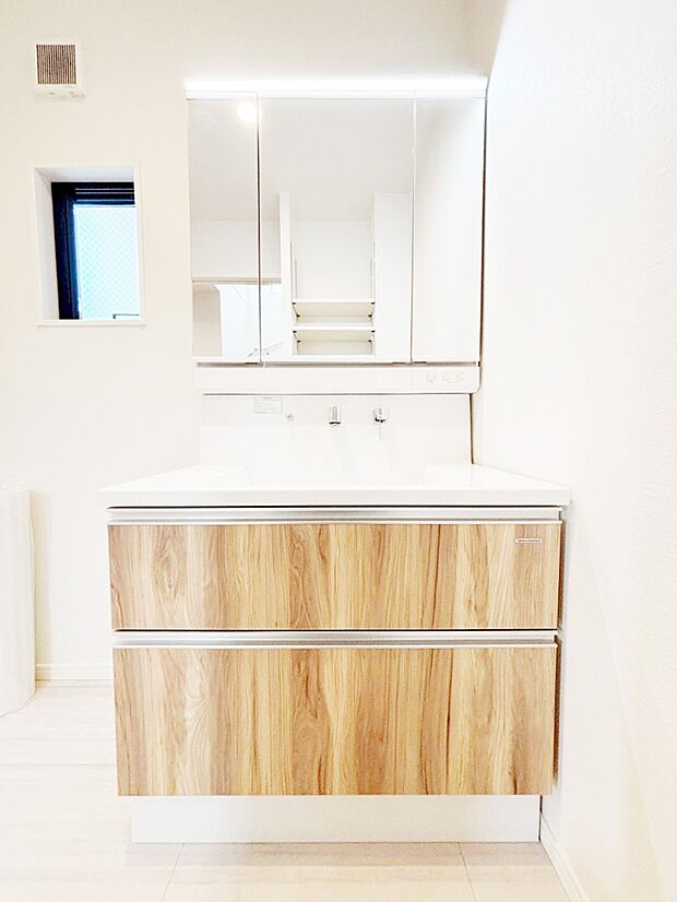 収納力と機能性に優れた洗面化粧台