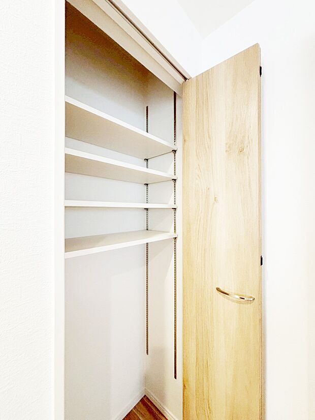 食品のストックや調理器具の保管に便利な可動棚付きパントリー