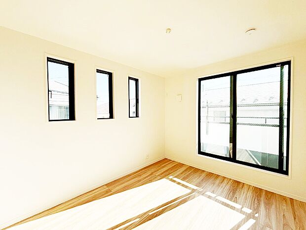 バルコニーが開放感をプラスしてくれる洋室