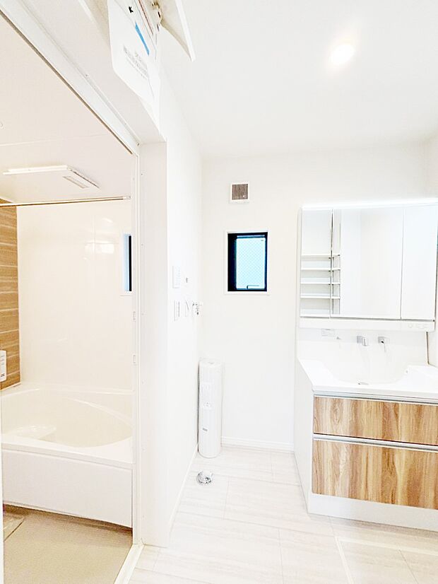 清潔感ある洗面化粧室で朝の身支度も快適