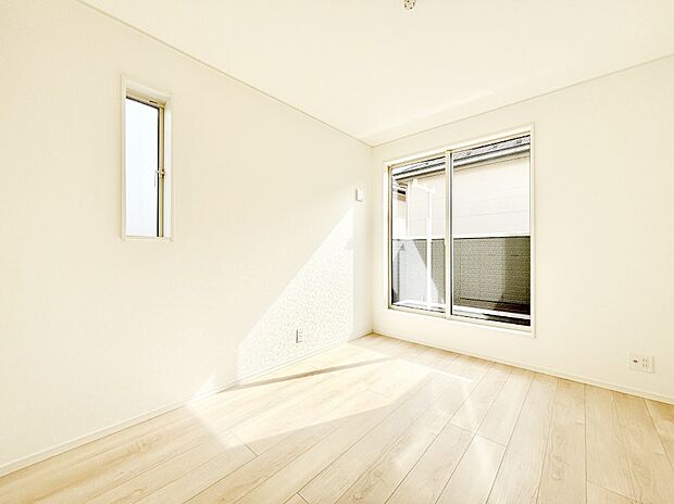 窓からのやさしい光が心地よいプライベートルーム  