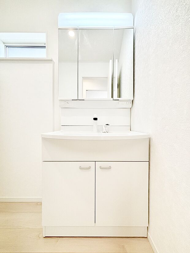 大きく見やすい三面鏡で清潔感ある洗面台は、身だしなみチェックや肌のお手入れにおすすめです。 