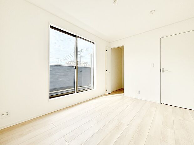 明るいバルコニーサイドに洋室を設置。目覚めの良い寝室に。 