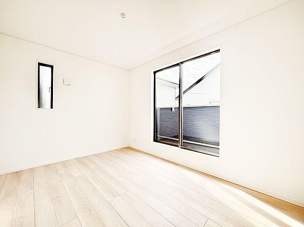 窓からのやさしい光が心地よいプライベートルーム