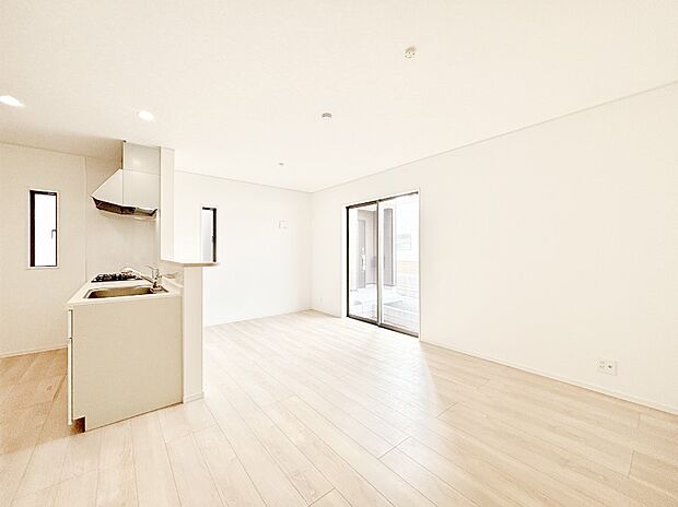 家族の笑顔が自然と生まれてくる、そんな雰囲気のダイニングに仕上がっています。