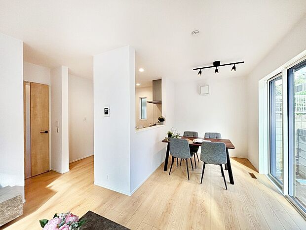 明るい陽光が注ぎ、寛ぎの雰囲気に満たされるリビング・ダイニング。