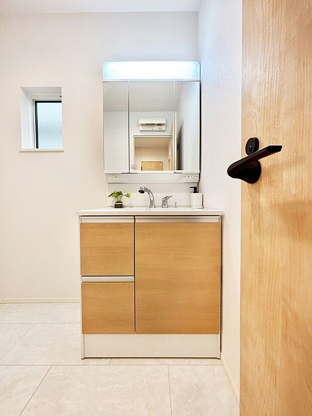 収納力と機能性に優れた洗面化粧台