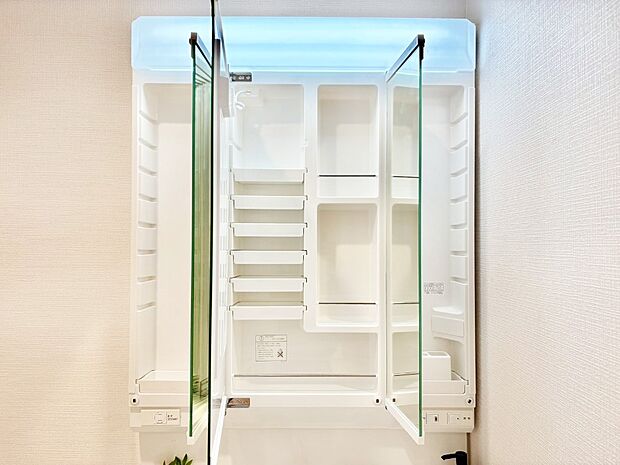 三面鏡の裏に、化粧品や衛生用品などを収納可能。洗面台をすっきりと保ちます!