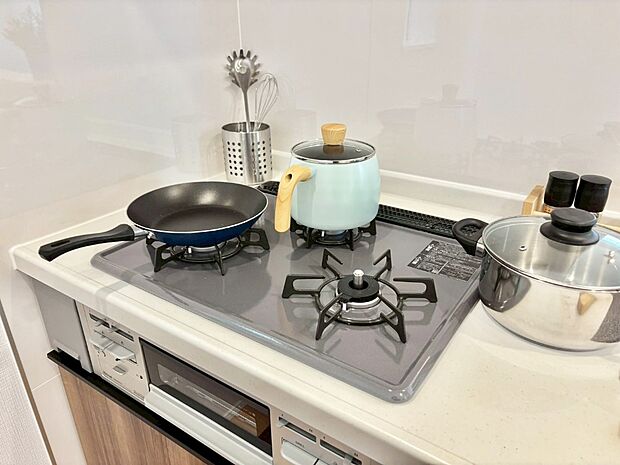 ガスコンロはSiセンサー搭載。火力調節や焦げ付き・消し忘れも防いでくれます。