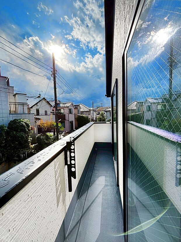 2部屋にまたがる広いバルコニー。晴れた日には洗濯物も気持ちよく干せそうですね。