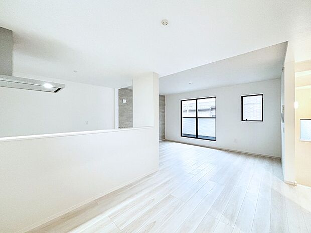 明るい2階リビング！外からの視線をシャットアウトして家族のプライバシーを守ります。