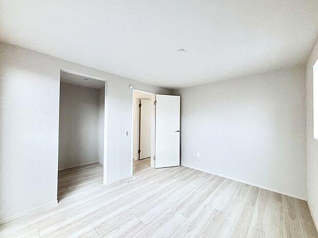 ウォークインクローゼットがあるお部屋。季節ごとの入れ替えも不要で便利です！