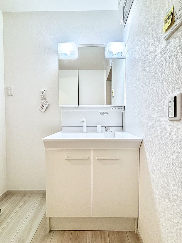 大きく見やすい三面鏡で清潔感ある洗面台は、身だしなみチェックや肌のお手入れにおすすめです。 