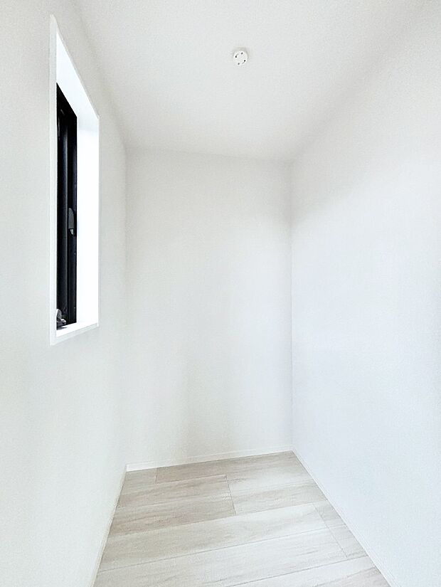 ウォークインクローゼット付きで生活空間を広く利用できます。