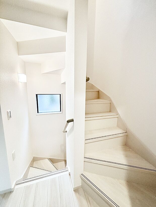 安全性を考慮し階段には手すりを設置しています