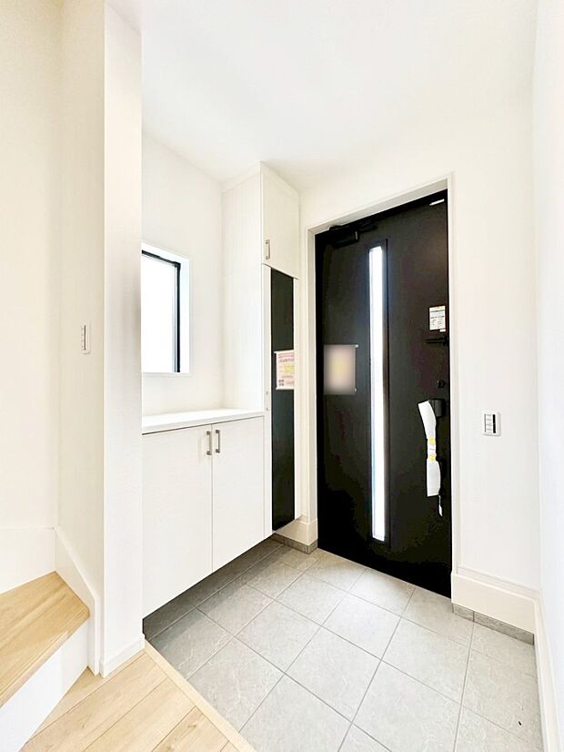 ガラススリットの入った玄関ドアが室内に光を届けてくれます