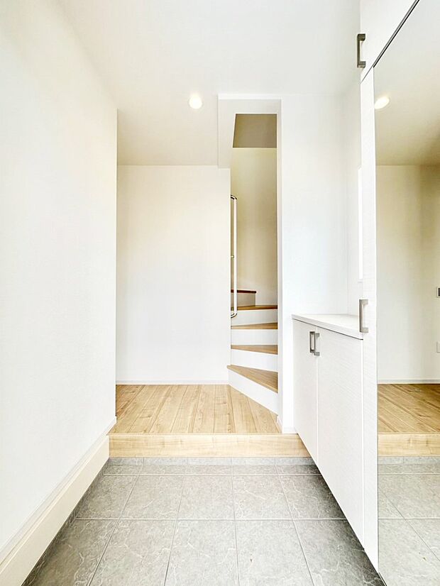 家族の帰宅やお客様をあたたかく迎える玄関