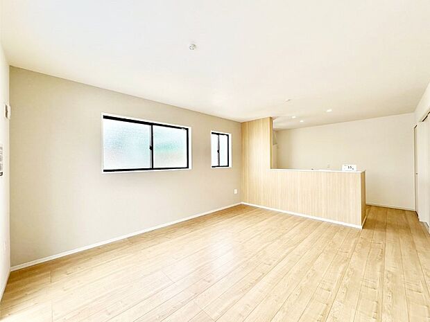 ご家族の賑やかな話し声で包まれる明るいリビング