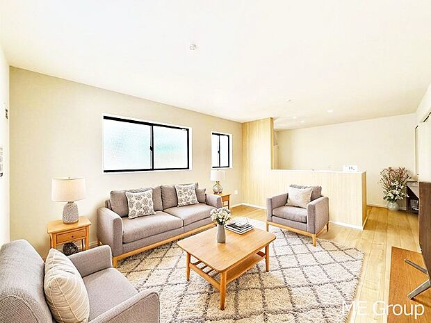 落ち着いた雰囲気のLDKは家族みんなの快適空間※家具はCGです