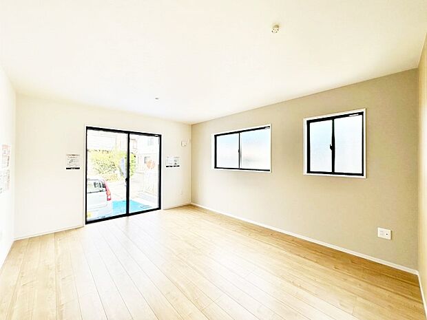 大きな窓からたっぷりの陽光と風を感じられるリビング