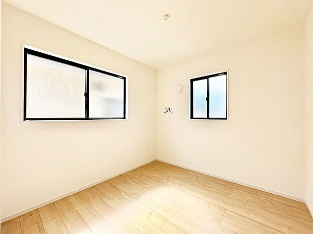 窓からのやさしい光が心地よいプライベートルーム