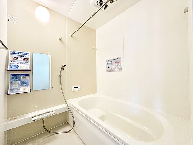 一日の疲れを癒してくれる明るい清潔感のあるバスルーム