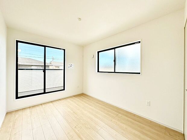 バルコニーが開放感をプラスしてくれる洋室