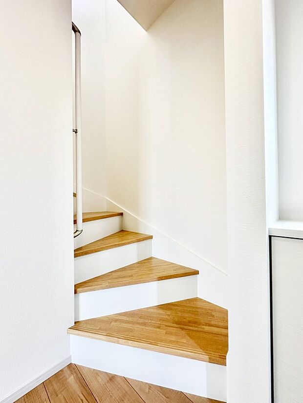 階段は手すり付きなので小さなお子さまやご高齢の方も安心です