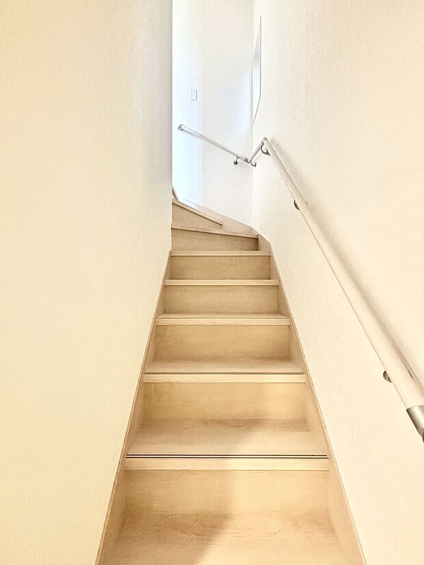 安全性を考慮し階段には手すりを設置しています